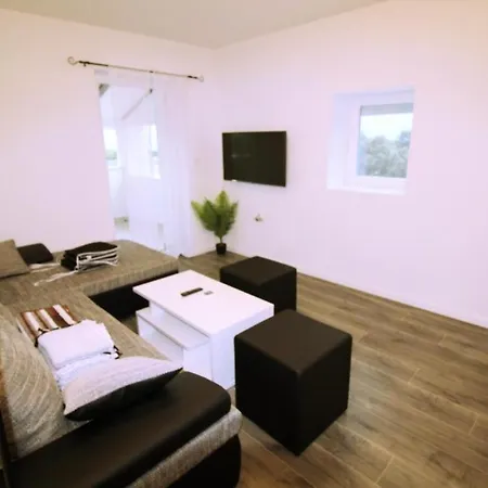 Velenik 2 - Two Bedrooms * ロヴィニ