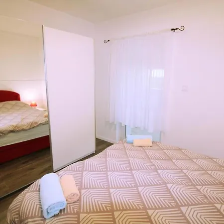 Velenik 2 - Two Bedrooms * ロヴィニ
